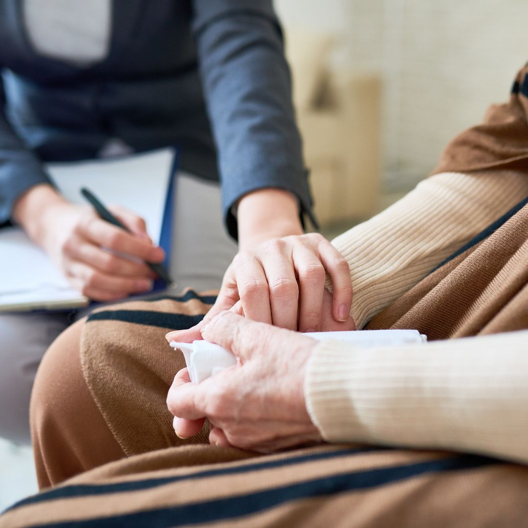 Psicóloga ajudando a saúde mental do paciente em consulta de psicologia