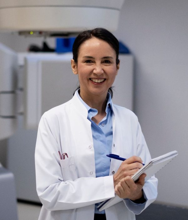 medica-oncologista-sorrindo-com-prancheta-na-mao-oncologia