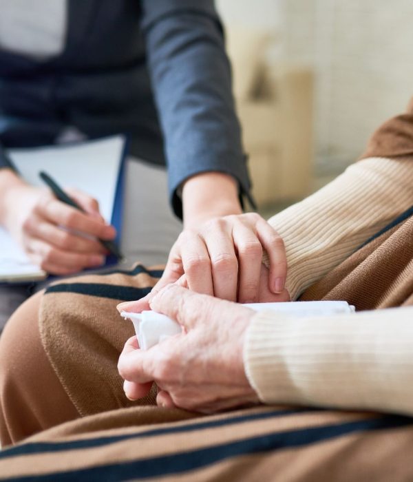 Psicóloga ajudando a saúde mental do paciente em consulta de psicologia